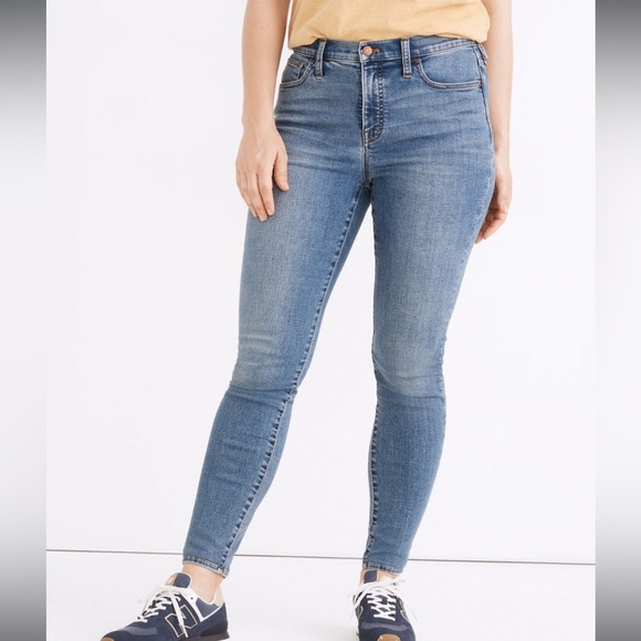 9" Mid-Rise Roadtripper Authentic Jeans in Enfield Wash Womans Size 29 - Picture 2 of 7